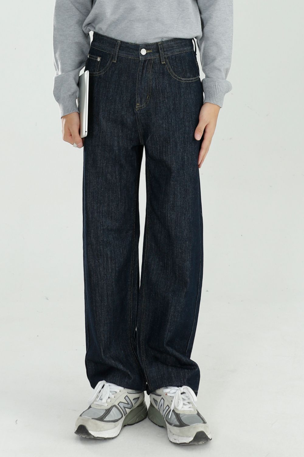 Mid Rise Jeans with Pockets